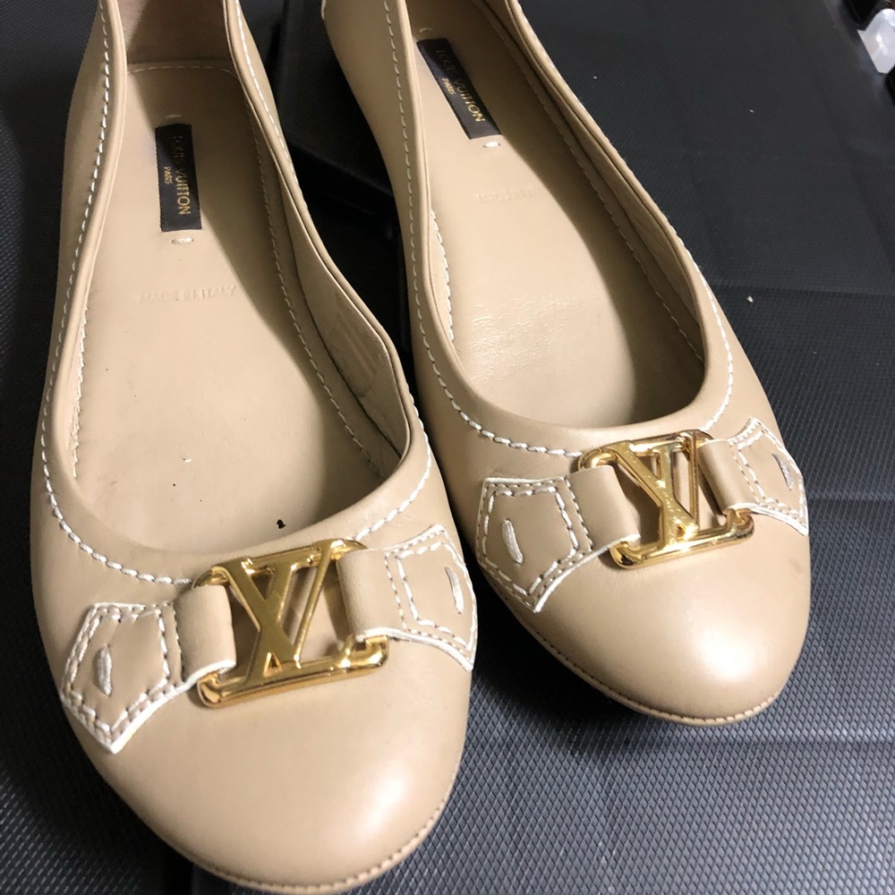 💯 Authentic Louis Vuitton Flats EUC size 7